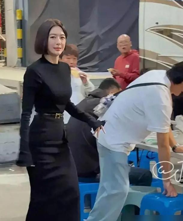 她对着镜头说“我为上镜打针，我敬业啊”，直接把整个行业的遮羞布撕了。2018年