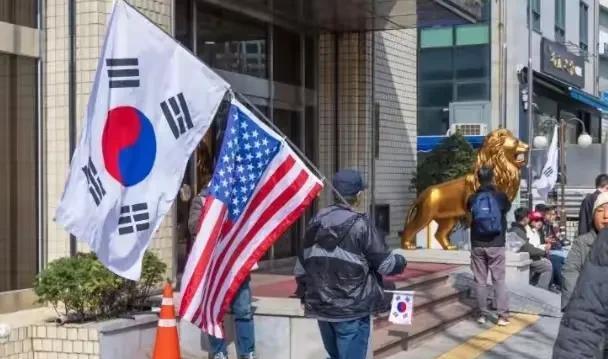 尹锡悦再入牢狱，韩国保守派却组织反华集会，把矛头指向中国！7月10日凌晨，韩国