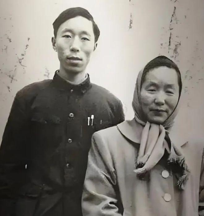 1937年，地主王学文发现一20岁女兵躺在家门口，见四下无人，直接将女兵扛到了炕