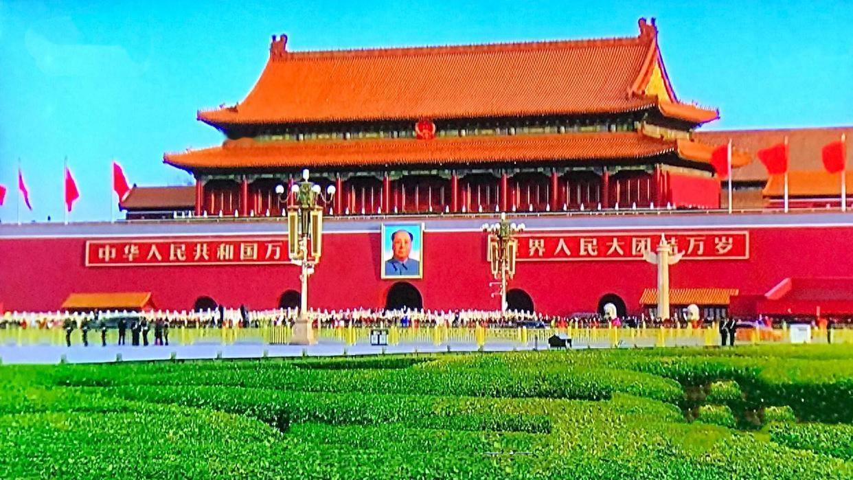 坚守中国特色社会主义道路：拒绝照搬西方模式的历史必然与实践自觉中国特色社会主