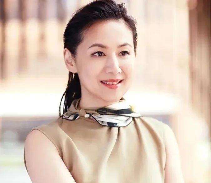 不愧是嫁给上海首富的美女主持人，穿深蓝短裙身材太骨感，如今53岁看起来却像33岁