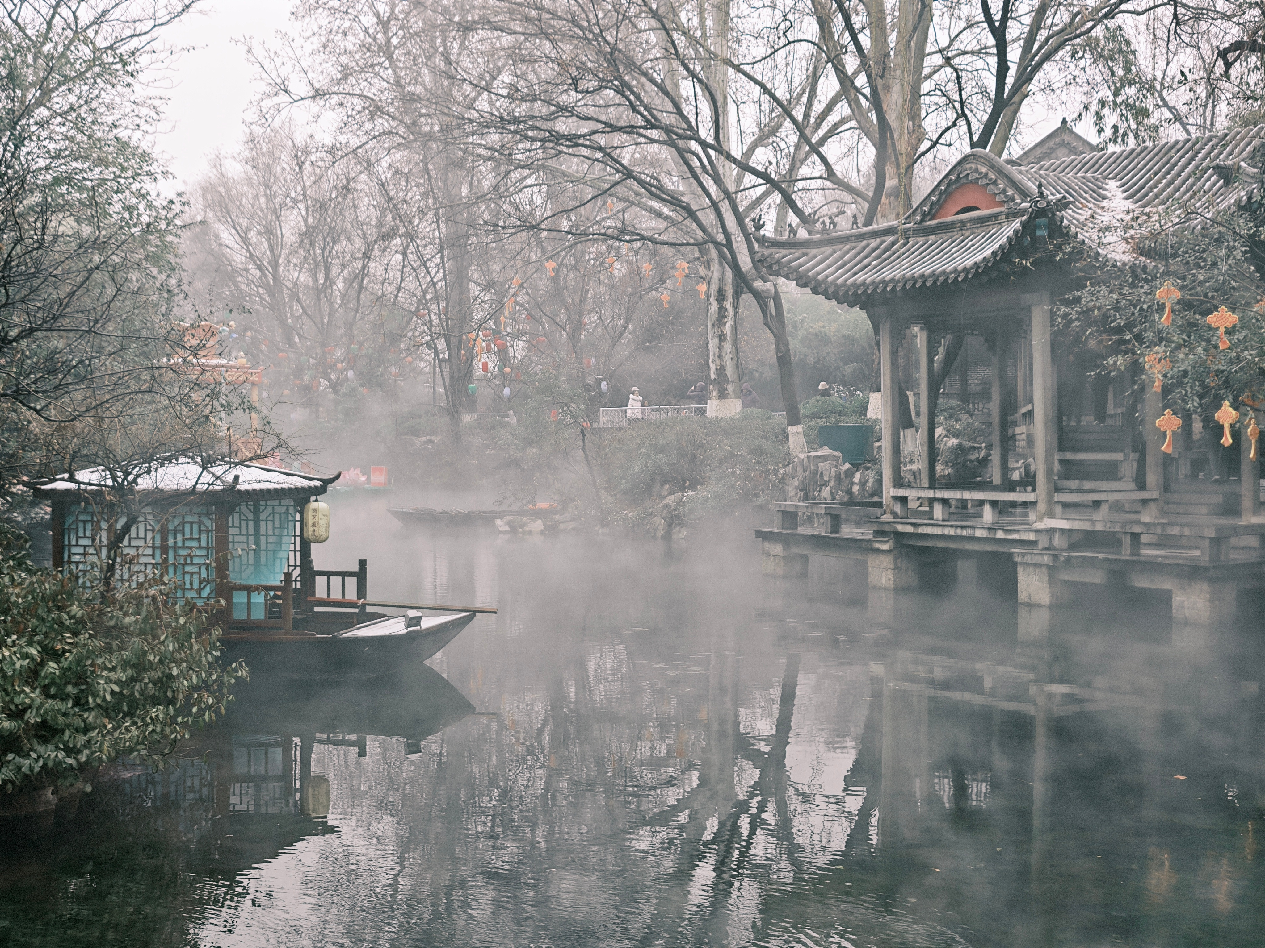 北京下雪济南前两天也下雪了，雪后去环城公园拍了点照片，水面上飘着一层薄雾，有没有