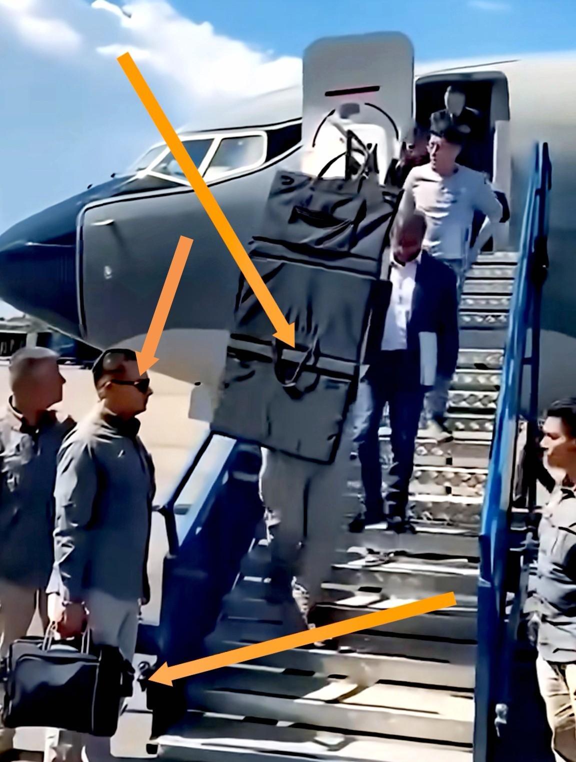 劲爆！最高级别防护（VIP），保镖折叠盾全程大开严防，安保人员手拿高举折叠盾。