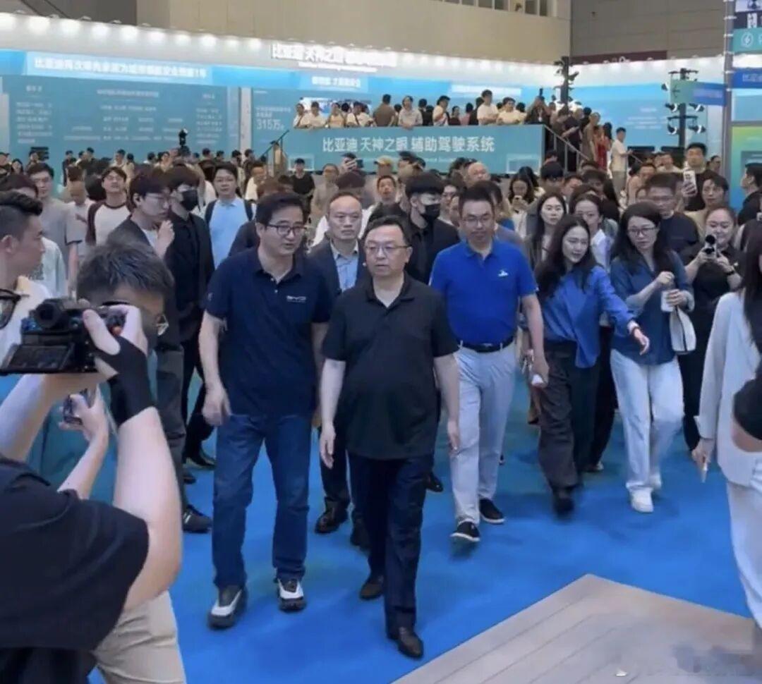 比亚迪王传福给仰望客户送签名车模粤港澳大湾区车展上，王传福为订仰望车型的客户赠送