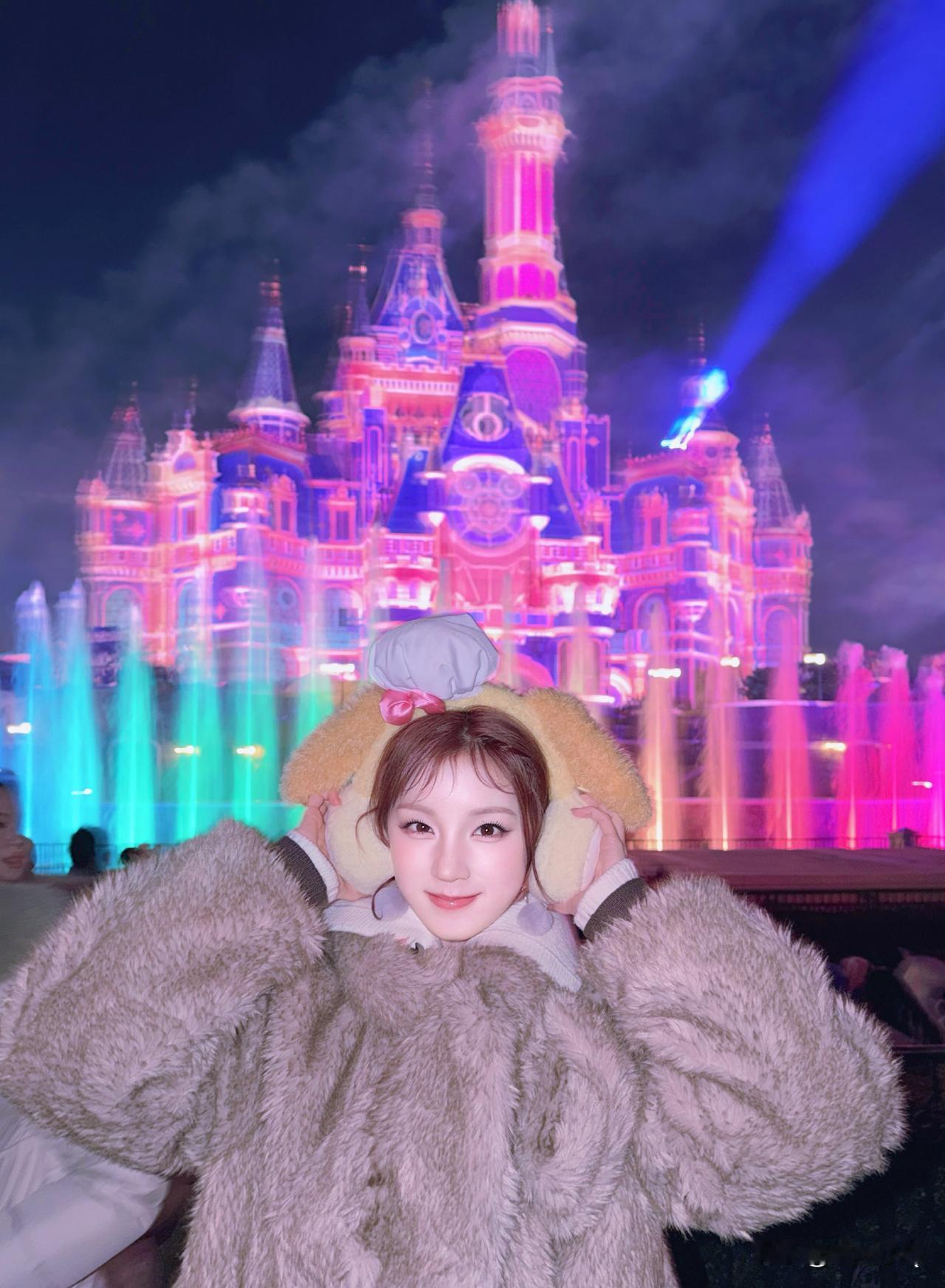 宋雨琦逛迪士尼，从头到脚穿得毛茸茸的，软乎乎的好可爱。