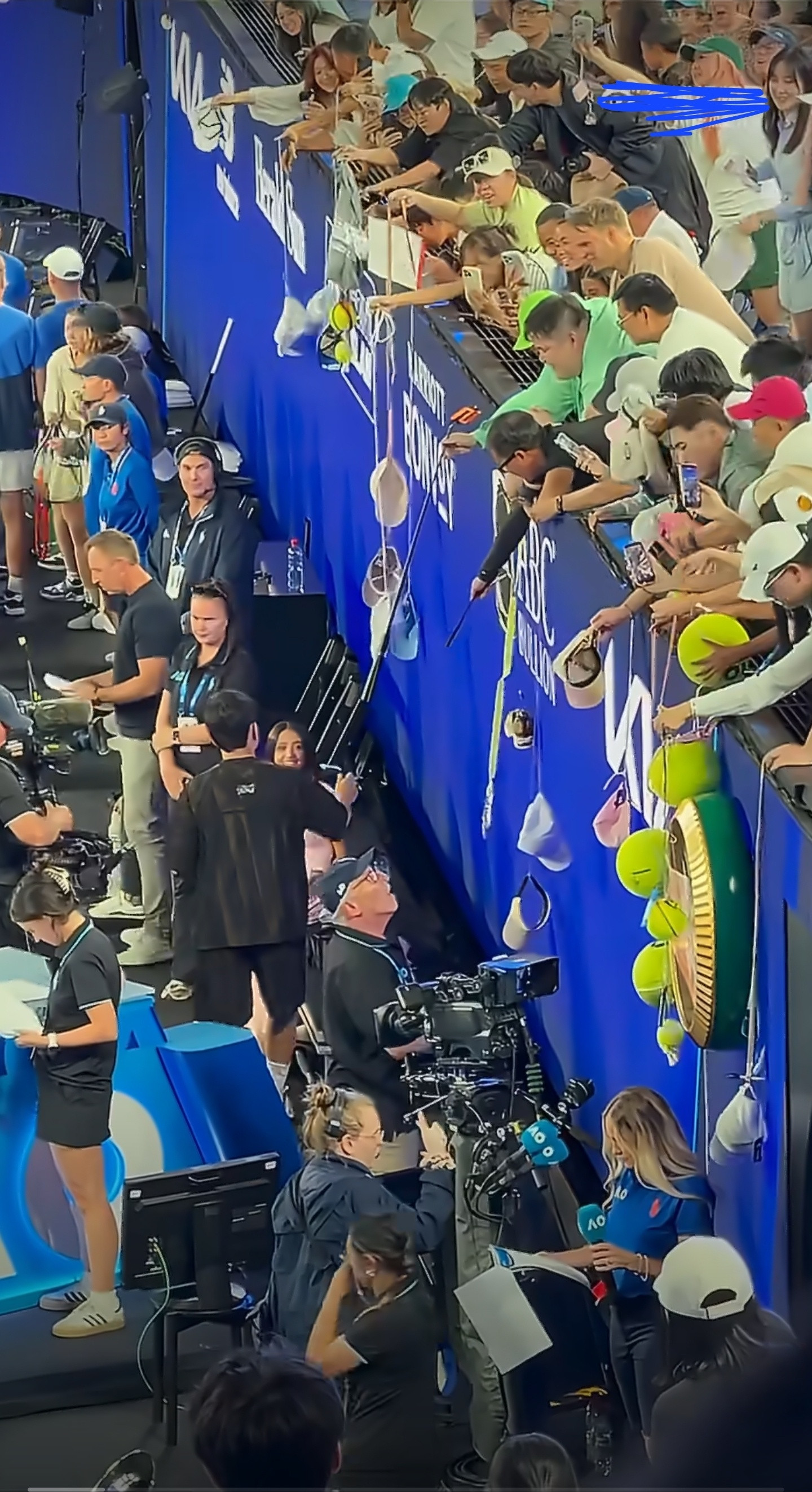周杰伦签完你的签你的周杰伦在国外原来这么随和，去澳大利亚参加网球表演赛，结果一球