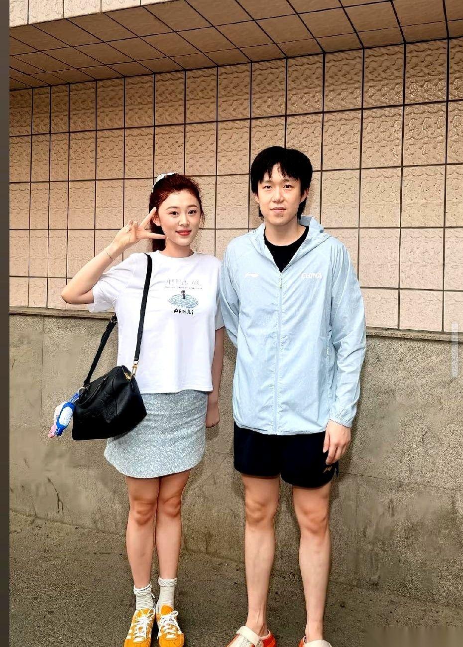 男乒队长王楚钦那张合照，有点意思。旁边站着的，是他教练孙逊的妻子和女儿。按理说