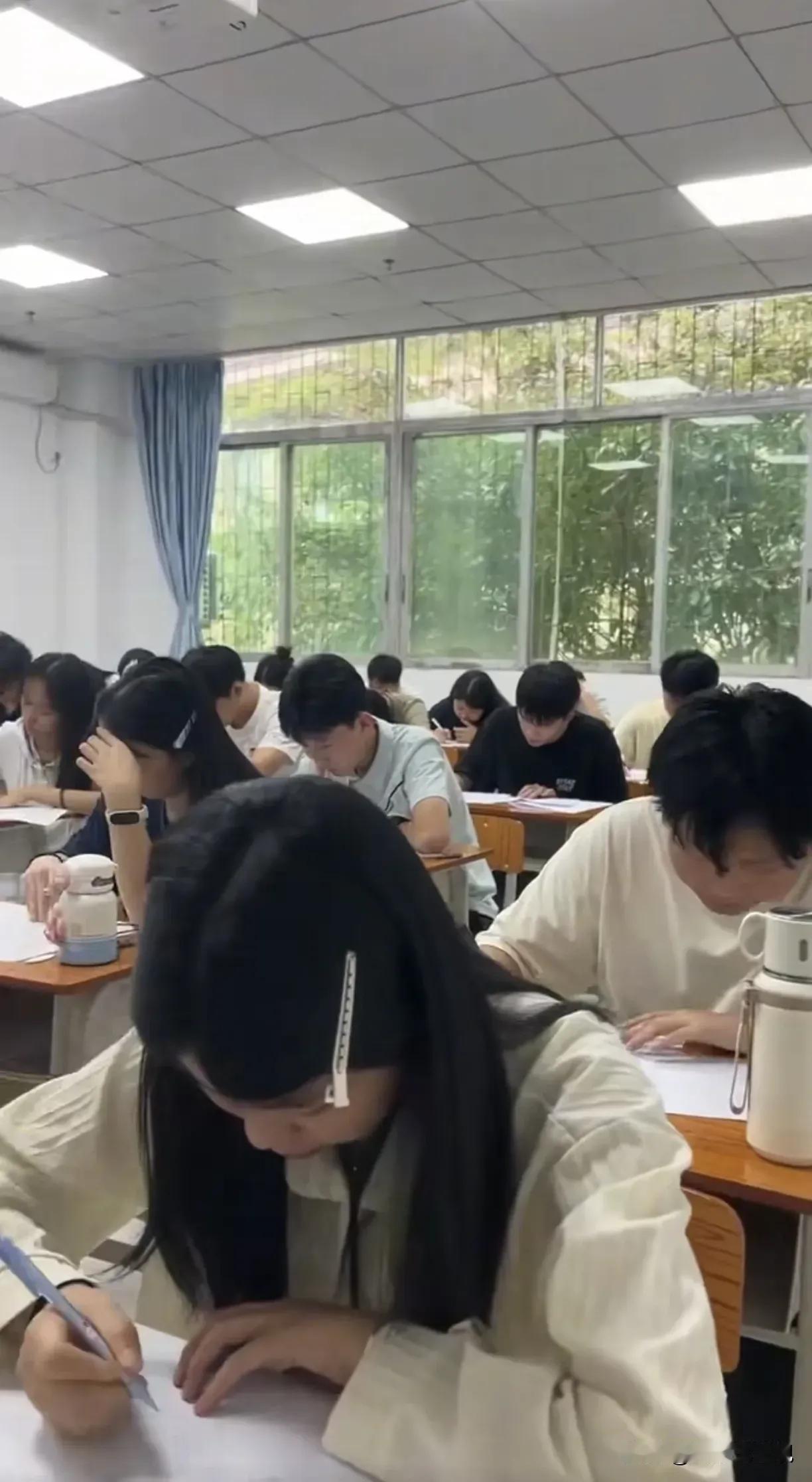 儿子今天高考，妻子问：我穿旗袍吗？没想到儿子这样回答：脑子里没东西穿龙袍也没用，