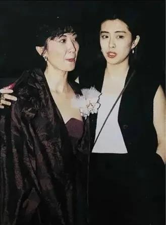 施南生身边的王祖贤楚楚动人，提携过王祖贤的施南生有一双慧眼，那眼神好有气势。张