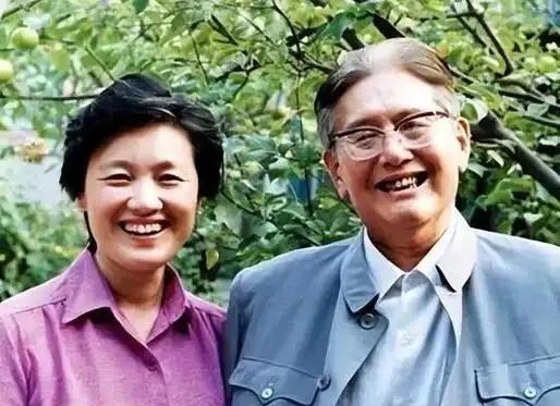 1985年，乔冠华归葬故乡盐城遭到拒绝，妻子章含之无奈之下找到一个人帮忙，此人在