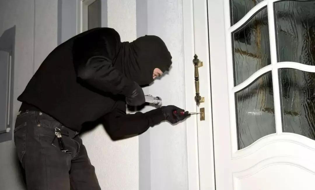 “细思极恐”上海，70岁阿姨无意中发现家中东西被人动过，于是报警处理，民警经过询