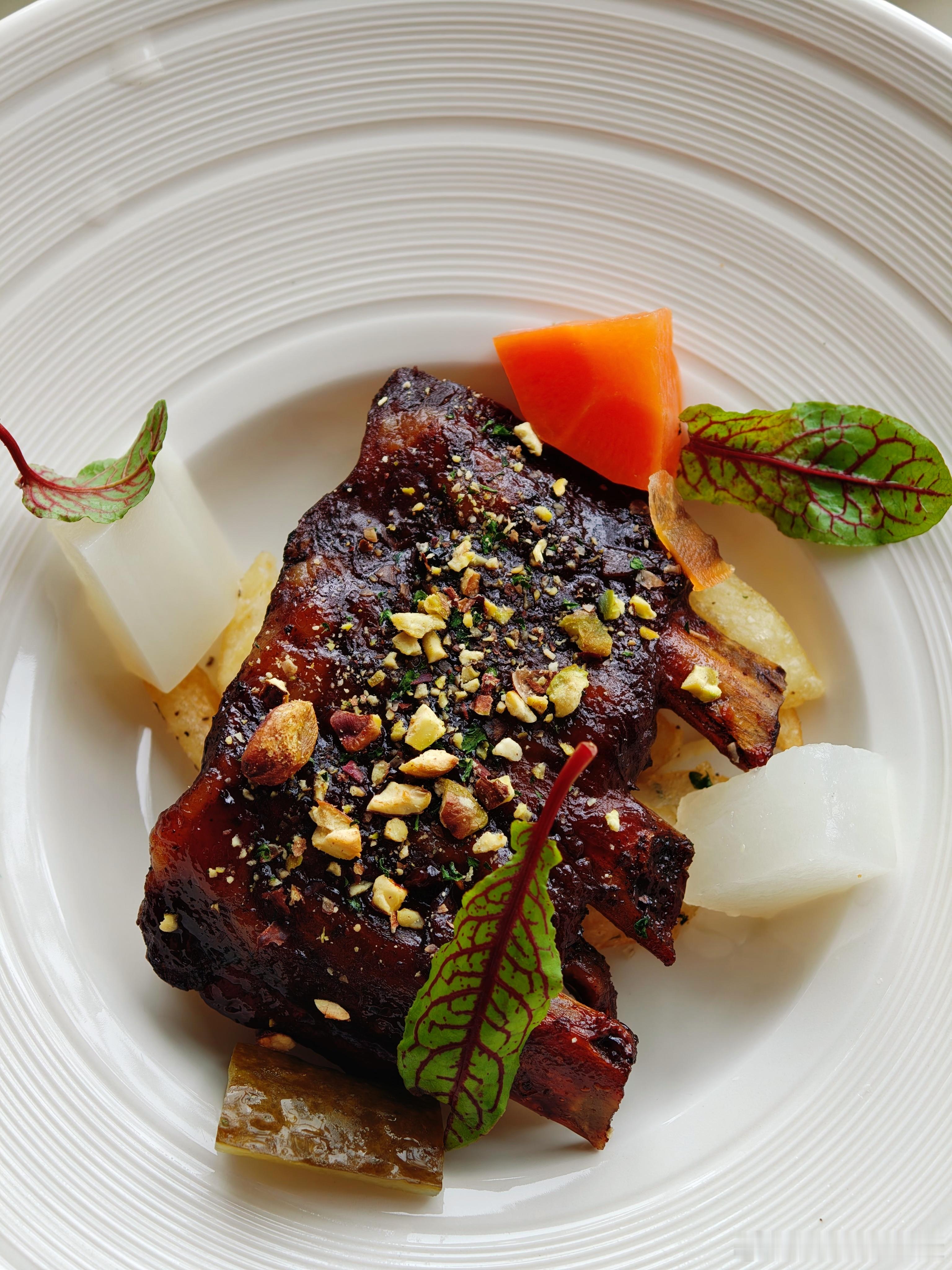 今天中午吃点精致的,小鹏准备的活动用餐,有猪肋排、香煎金鲳鱼、黑松露薯条和打抛饭