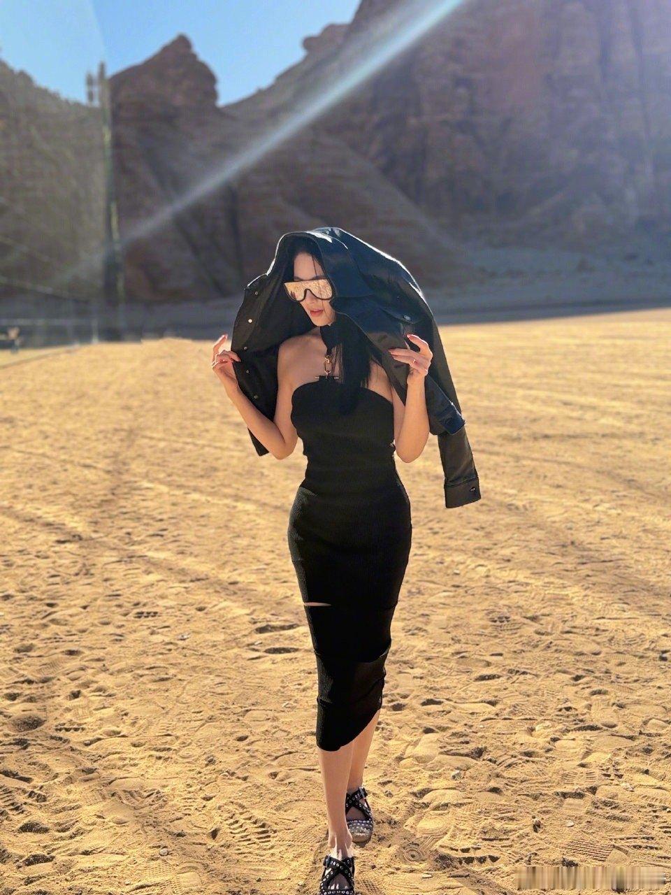 张雨绮把沙漠当秀场走沙漠秒变顶级秀场！张雨绮一袭皮衣黑裙又美又飒，迈步前行自带