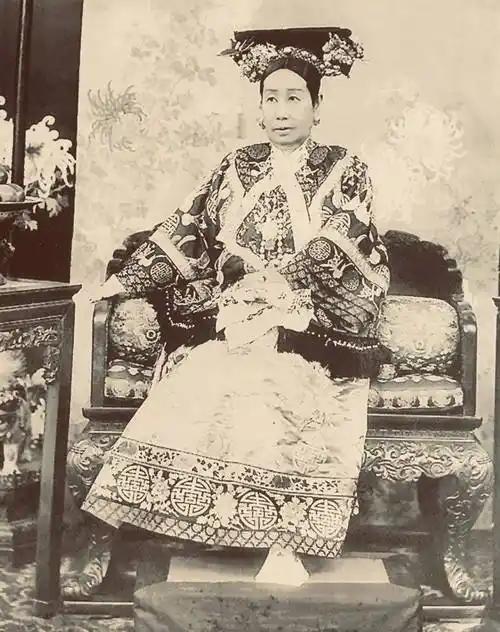 说到左宗棠收复新疆，有一个人贡献被严重低估了，她就是慈/禧。当年朝议时，李鸿