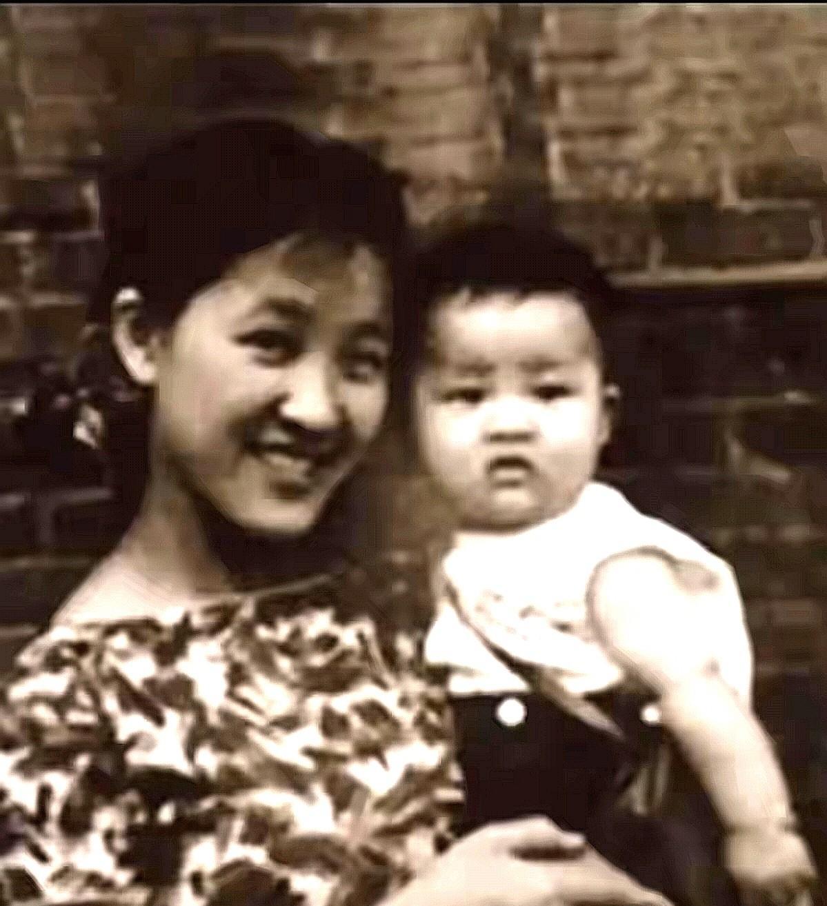 范增老婆楠莉抱着1岁的儿子范一夫！1964年，范增和楠莉还没结婚，楠莉那年才25