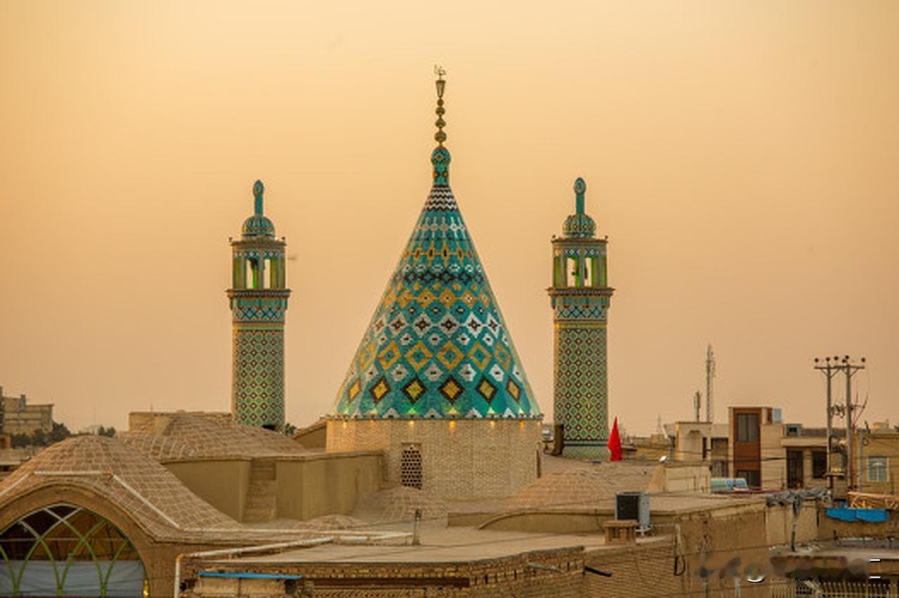 伊朗和俄罗斯的合作对石油市场影响巨大。从能源供给看，俄罗斯投资伊朗7个油田，贡献