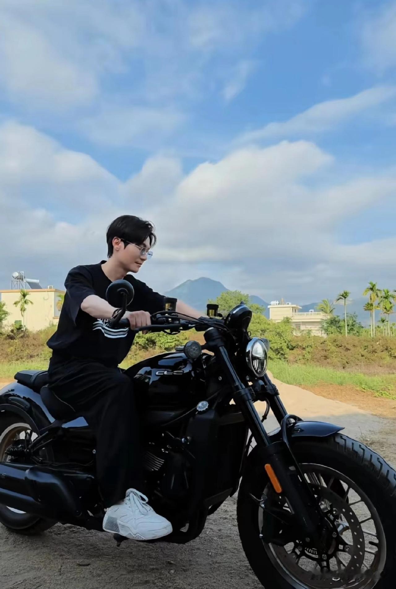 陈楚生，放假无比幸福！家才是他的港湾！骑上他心爱的大摩托，陪孩子钓鱼，带着美美