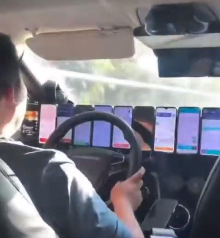 视频中一位网约车司机在仪表盘上安装了10部手机，每部手机都运行着滴滴等应用程序，
