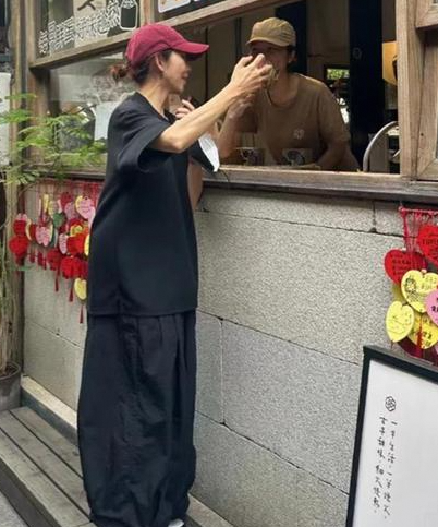 蔡少芬生仨娃仍瘦骨嶙峋与70岁韩马利逛街穿搭超时髦