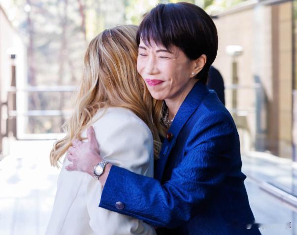 意大利总理梅洛尼昨日离开日本，据说临行前她与高市早苗拥抱，并留下一句话，无论何时