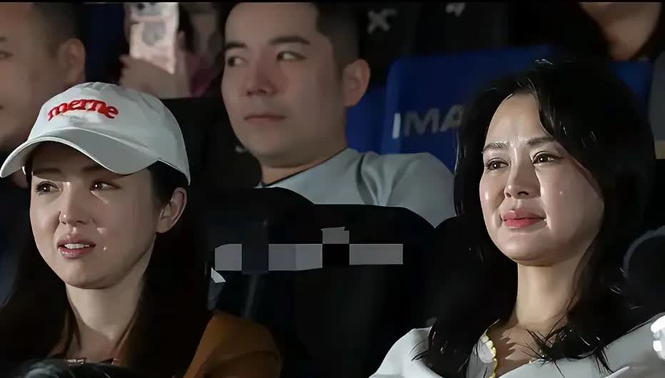 不知道她后来为啥不再拍戏？瞧这脸肿得厉害，根本没法上镜啊！有网友说，她这是打了生