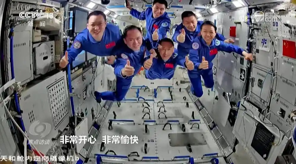 神二十一和神二十三6名航天员在空间站大合影!
