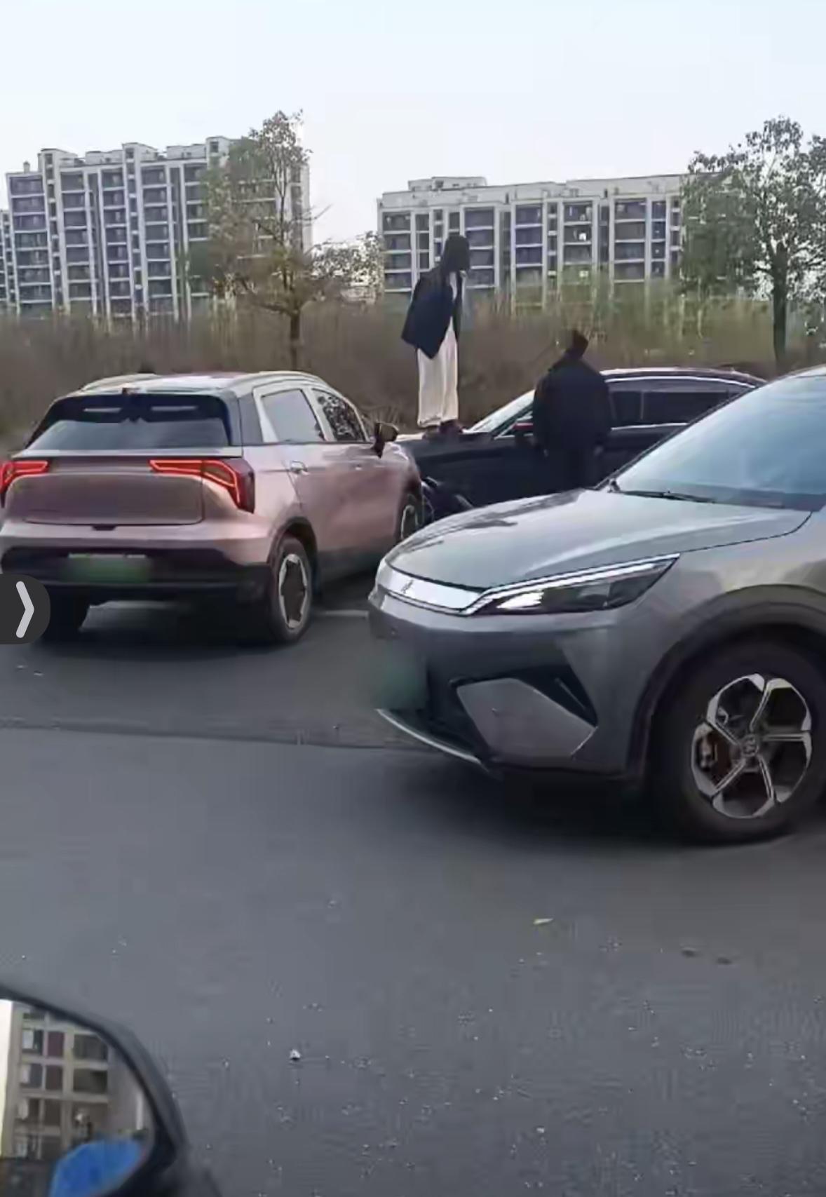 安徽宣城两司机车辆剐蹭冲突，互相伤害真相来了，原来两个人居然是两夫妻…..吃瓜群