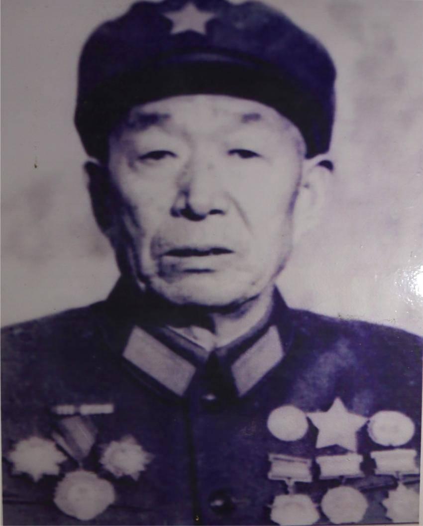 1941年，太行神枪手李殿冰掩护群众转移后，再回山上潜伏，看到山脚下行进的敌人队