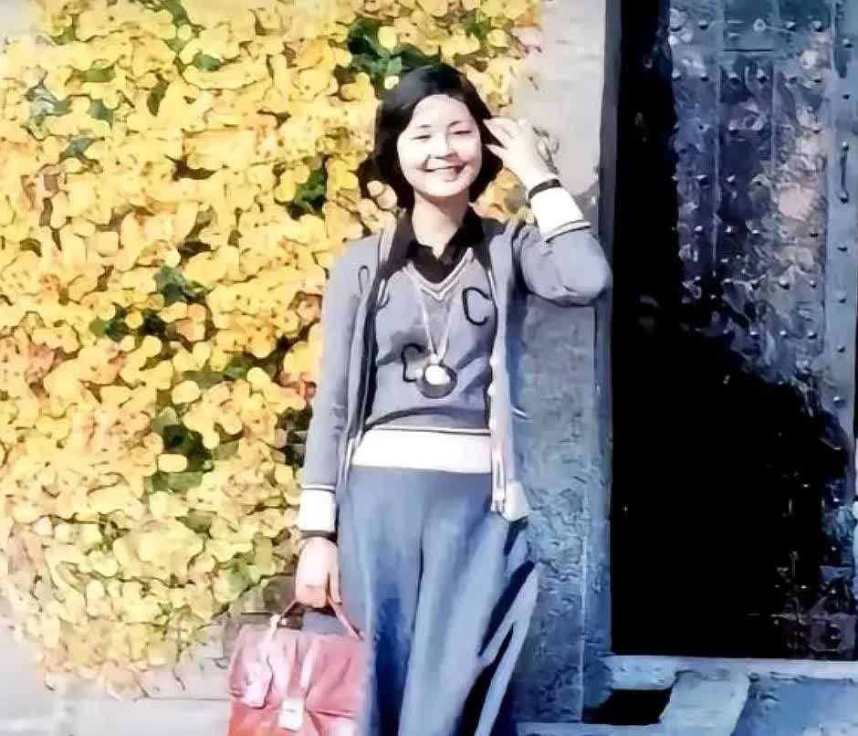 这是1973年刚到日本发展的邓丽君在大阪街头的一张留影，刚满20岁的她看上去充满