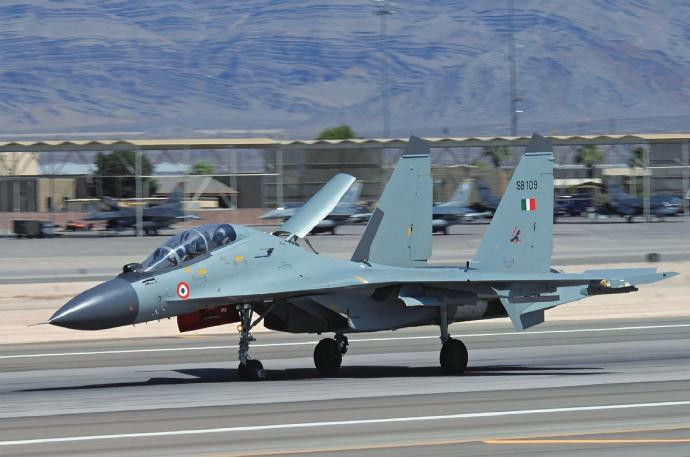 每天认识一件兵器苏联/俄罗斯Su-30“侧卫”C战斗机机身长度：21.94米机