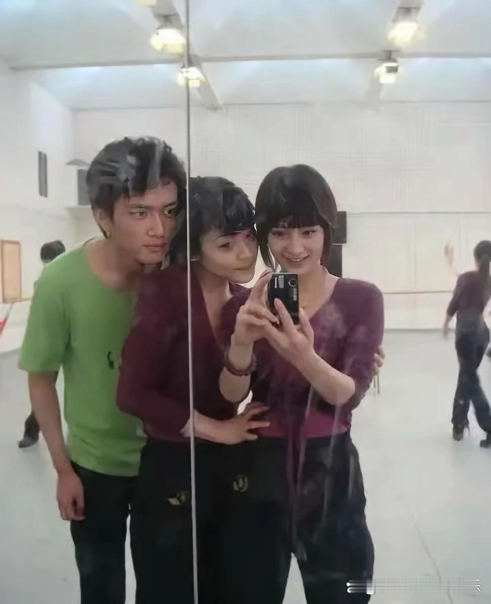 无意间翻到杨幂在北京电影学院上形体课时的旧照，那时的她青春无敌，穿着简单的练功服