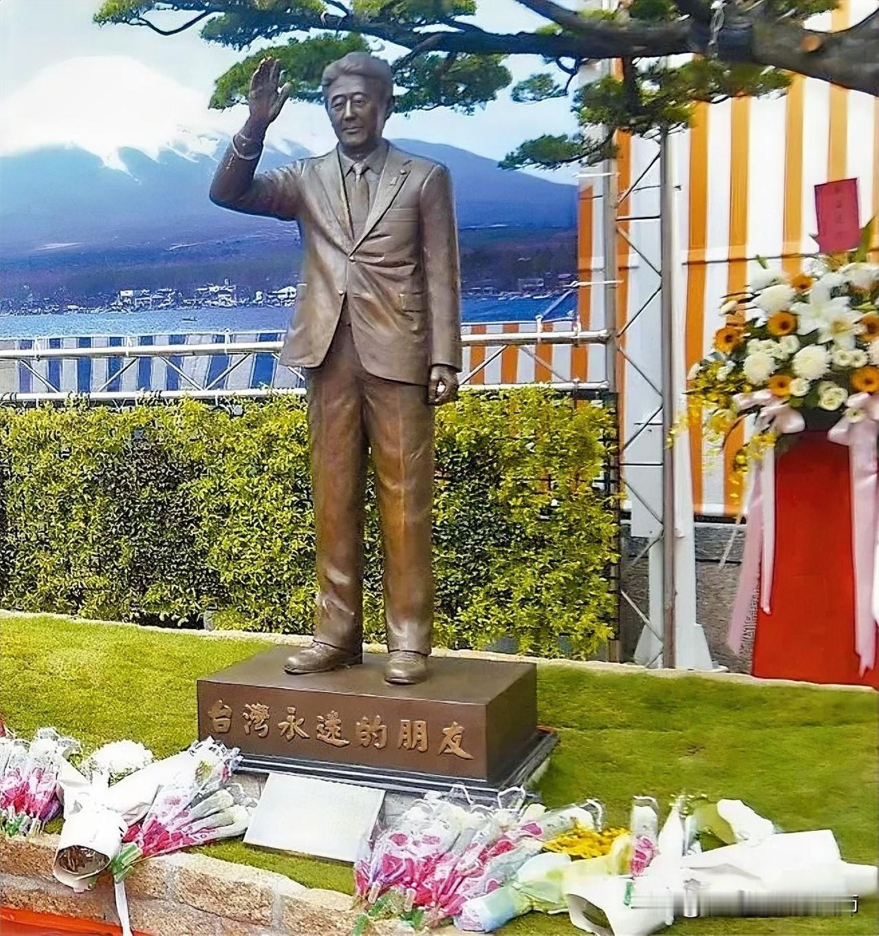 在台湾高雄红毛港保安堂矗立的日本前首相安倍晋三的铜像,铜像前不时有人来拜祭送花!