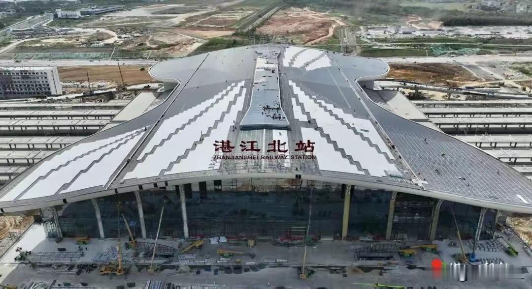 湛江飞机场搬迁，广湛高铁湛江北站建设，受益最大的肯定是霞山区。以前因为机场的限制
