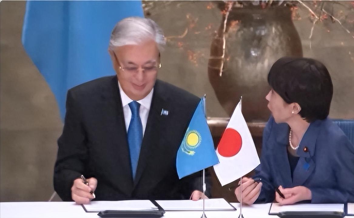 虽然哈萨克斯坦要向日本出口能源和稀土，但是却不能使用中欧班列。2025年12