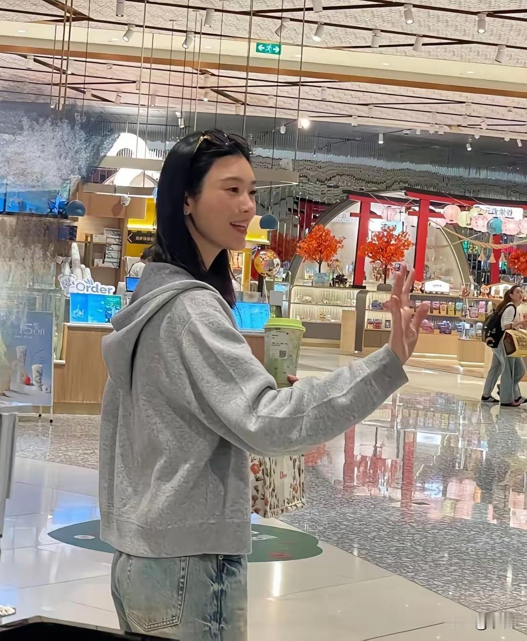 偶遇奚梦瑶这也太绝了吧！37岁素颜这状态谁敢信？浅灰色卫衣配黑长直，简简单单就赢