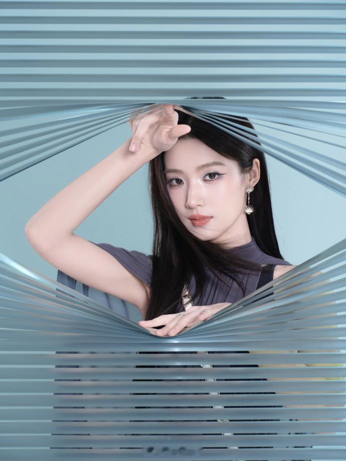 灰调挂脖套装，长发灵动眼神清冷——卢昱晓。每日明星美图分享