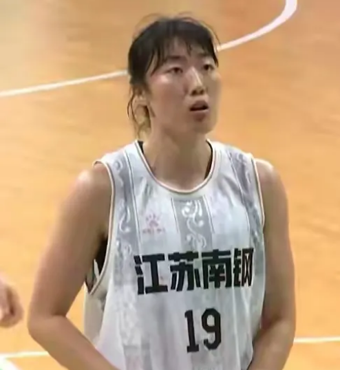 陈晓佳绝不退役！江苏77：88四川，陈晓佳三分球4中4，张曼曼低效。向江苏队致敬