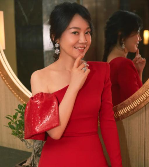 李静问闫妮：“你有上网买东西吗？”闫妮说：“也爱在网上买东西，有时候买太多了还退