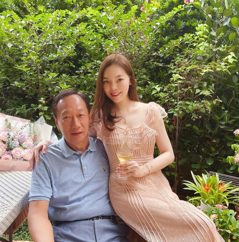 富豪郭台铭被曝疑似出轨后，妻子曾馨莹首度发文内容遭媒体解读，虽然全文都是在为运