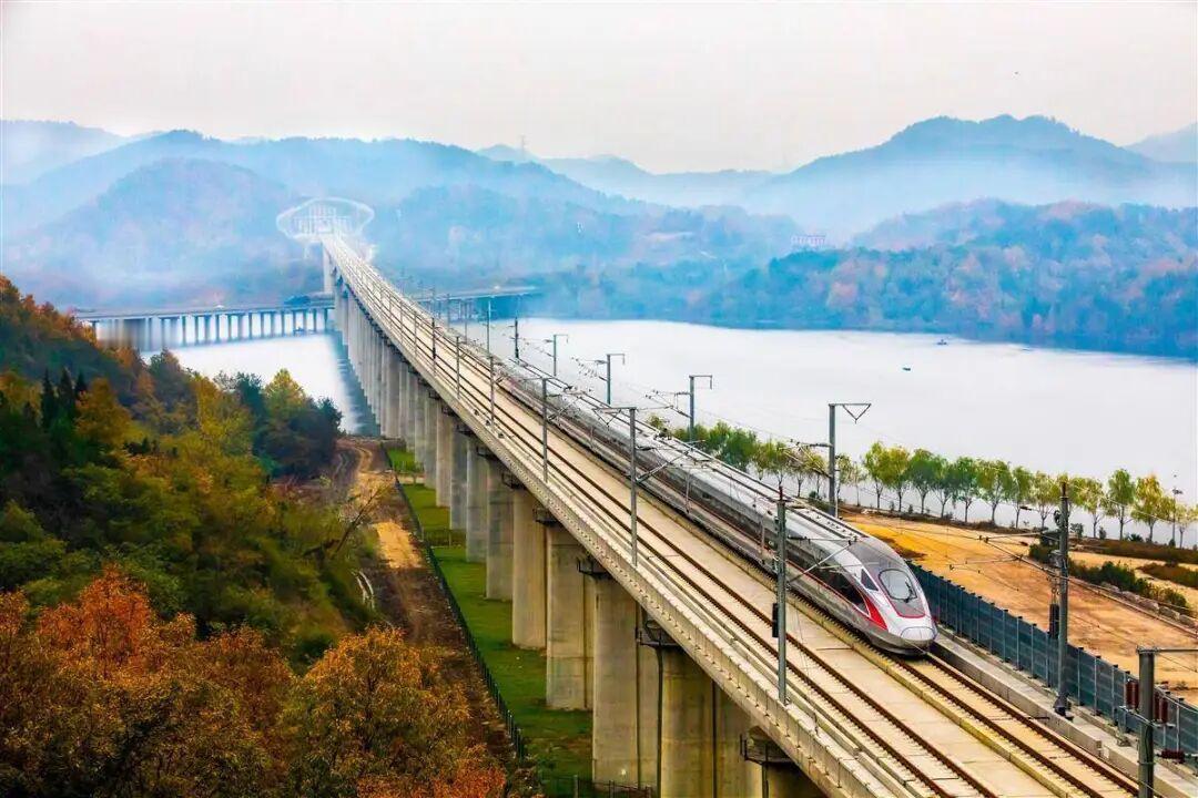 汉中—安康—十堰—襄阳高铁直连通道亟待纳入国家规划。目前汉中往襄阳仅靠8小时普速