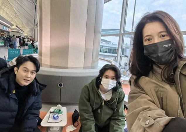 张智霖袁咏仪香港千元和牛烤肉，素颜憔悴引关注