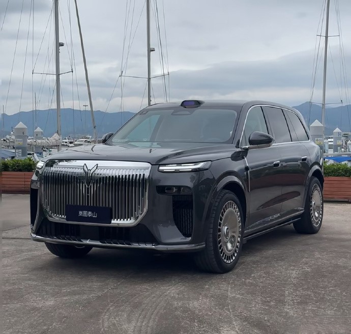 新时代旗舰大六座SUV岚图泰山以“稳如泰山”的硬核实力与从容气度，重新定义豪华