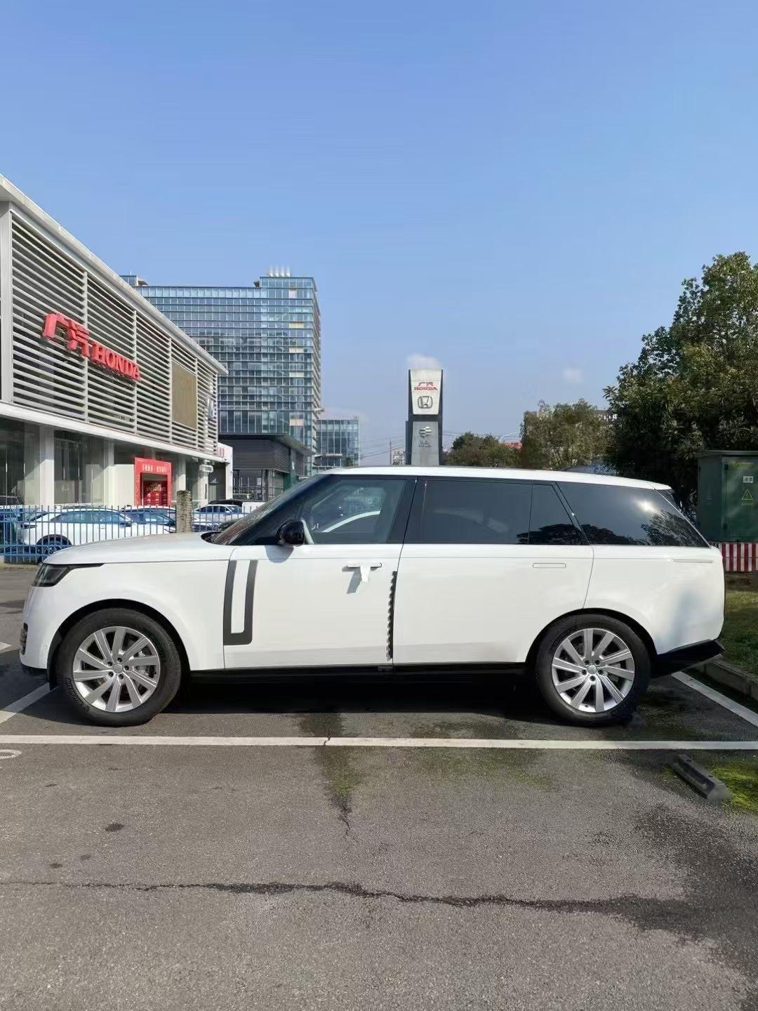 25款揽胜盛世加长400PS指导价145.2白色外观/琥珀色内饰指导价14