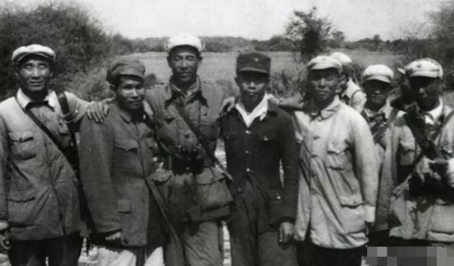 1950年海南解放时，四野官兵登岛后，看着掩护接应的琼崖纵队战士们，官兵顿时愣在