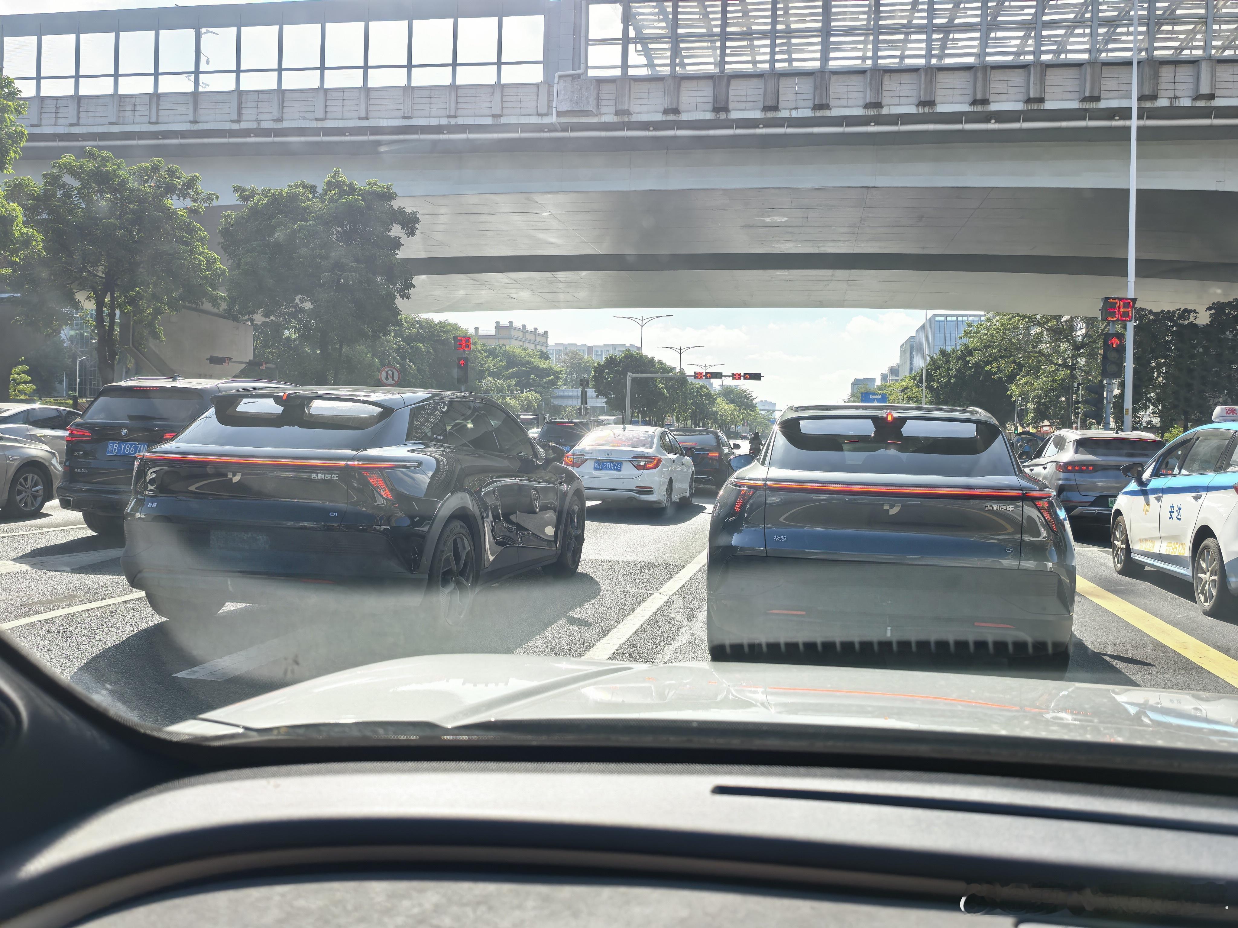 难得在路上可以同时看到两辆极越的车，设计实在是颜值在线。对于吉利来说，没有把极越