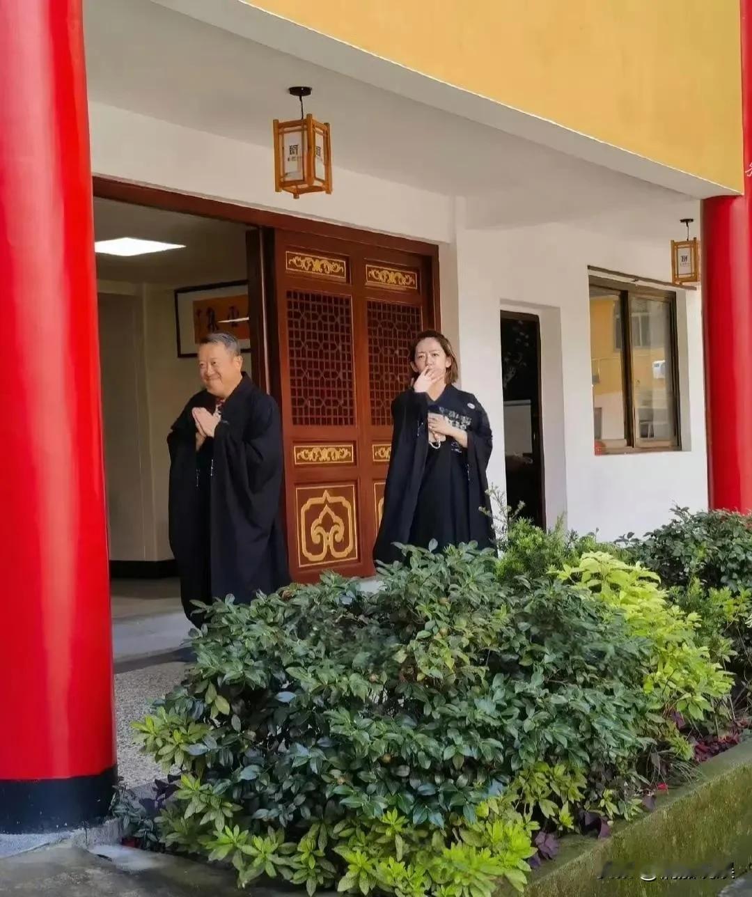 曾志伟这还真是一心向佛啊！有网友拍到曾志伟带着一妙龄少女去到佛寺做义工，穿着一