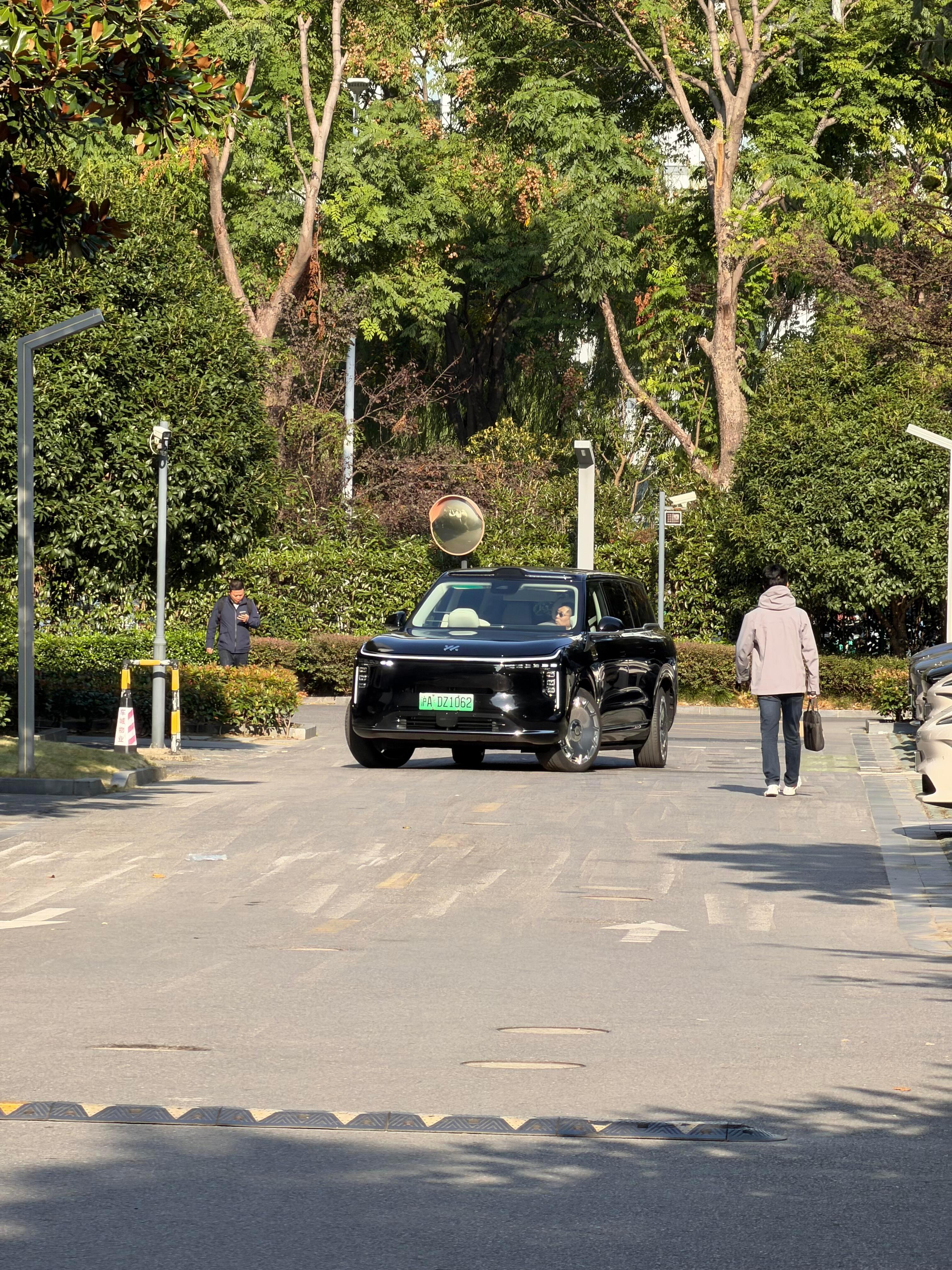网友拍到的自然光下的智己LS9大饼轮毂特别惹眼大家感受一下1-5分，给几分