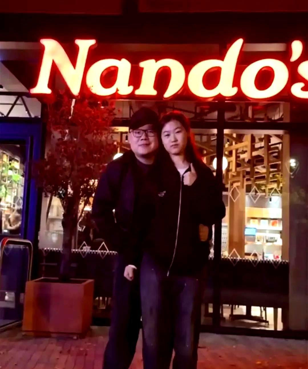 岳云鹏闺女把伦敦随手拍发出来。原来大明星也得陪着逛到腿软，被娃嫌弃拍照技