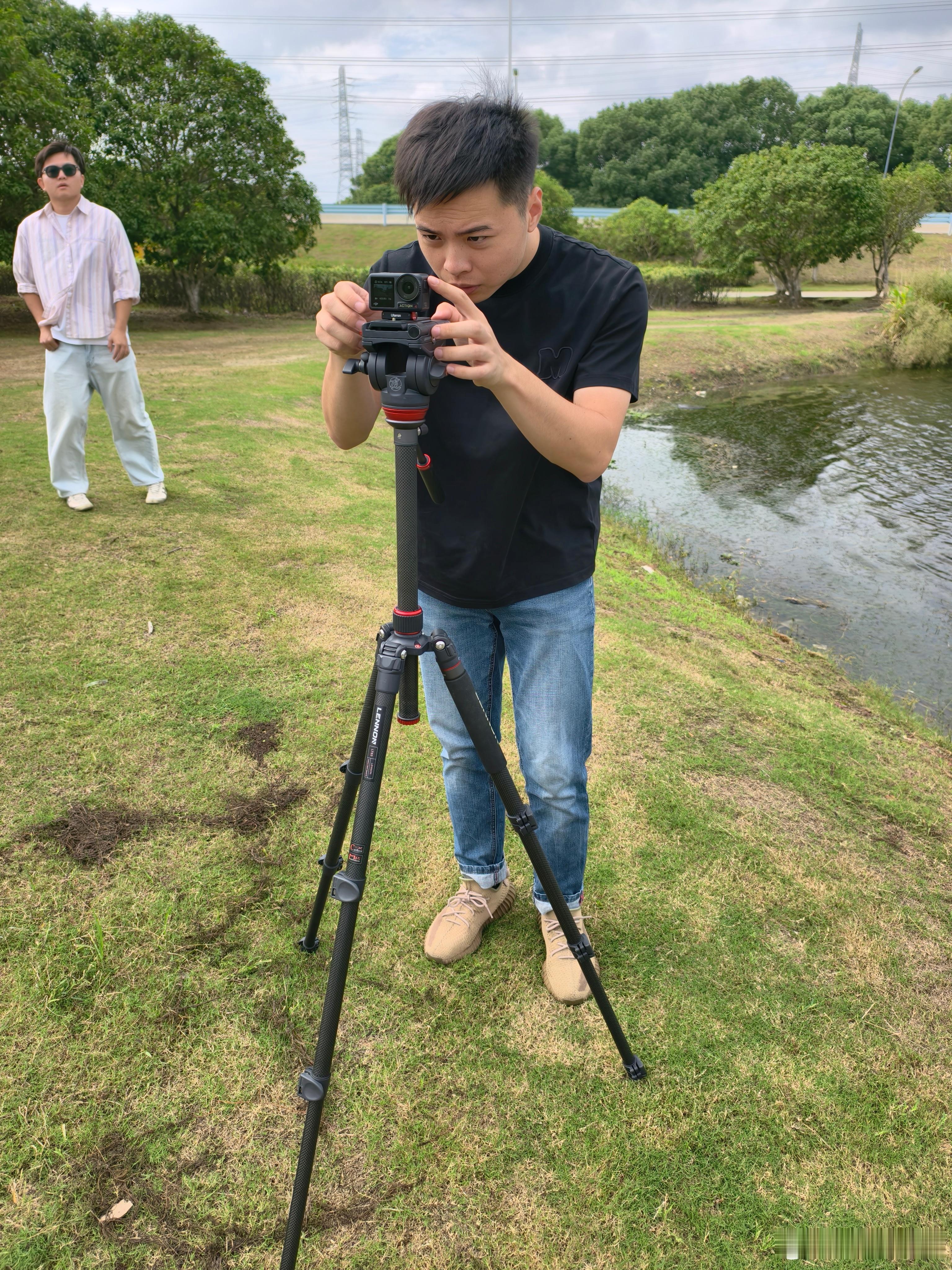 在外拍摄，同事说相机忘带了，用这个顶一下。​​​