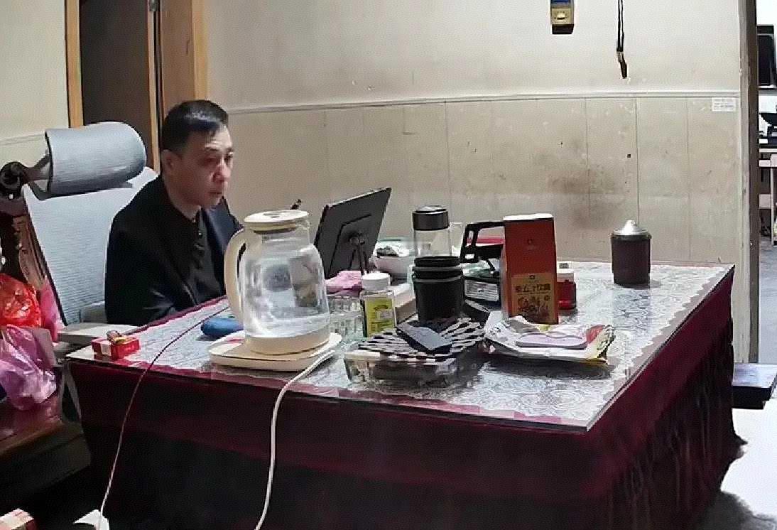 “啪！啪！啪！”清脆的耳光声与老人凄厉的哭喊，隔着屏幕都令人揪心。2025年1